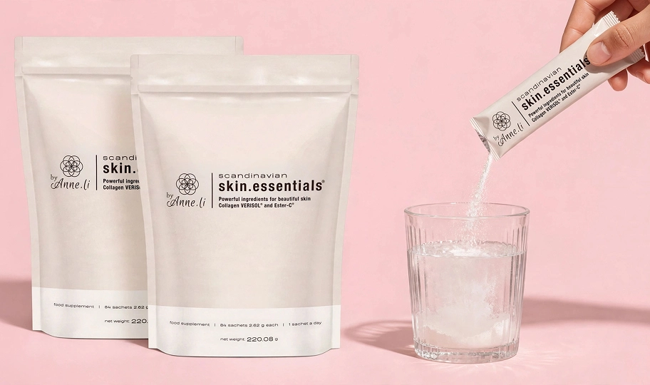 Natural Pharmaceuticals skin.essentials byAnne.li® Ilustracja przedtawiająca dwa opakowania suplementu diety skin.essentials byAnne.li® oraz dłoń wsypującą zawartość saszetki suplementu diety skin.essentials byAnne.li® do szklanki z wodą